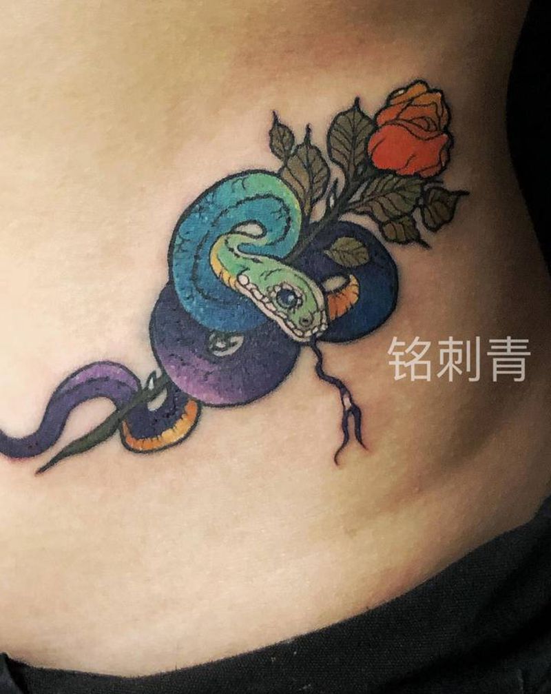 蛇纹身图片_腹部Old School纹身图案