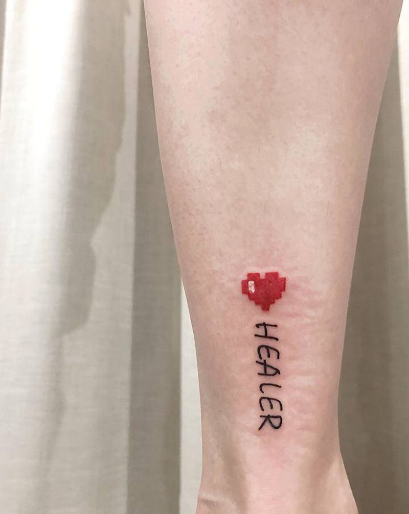 像素爱心➕英文纹身图片_腿部纹身图案