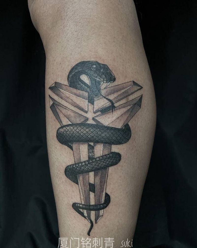 黑曼巴纹身图片_腿部欧美写实几何纹身图案