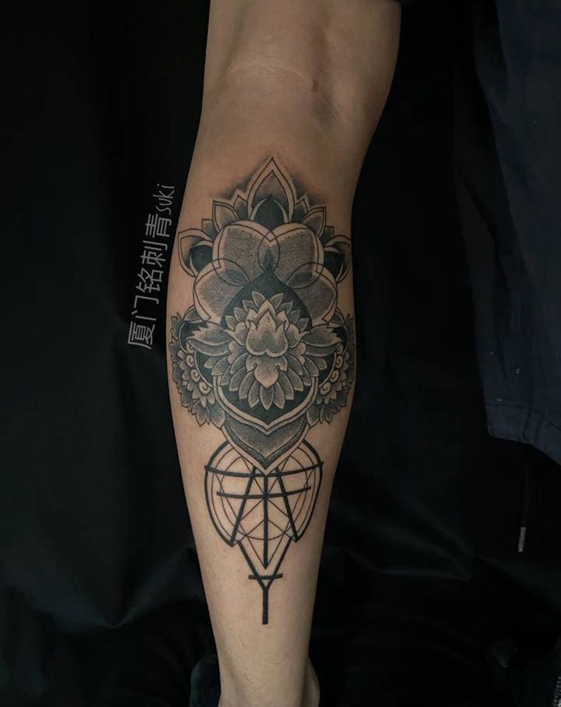 曼陀罗纹身图片_腿部几何点刺纹身图案