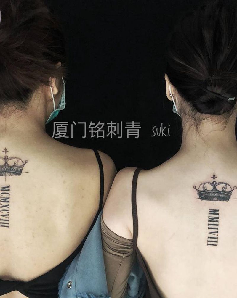 闺蜜纹身纹身图片_背部花体字皇冠罗马数字纹身图案