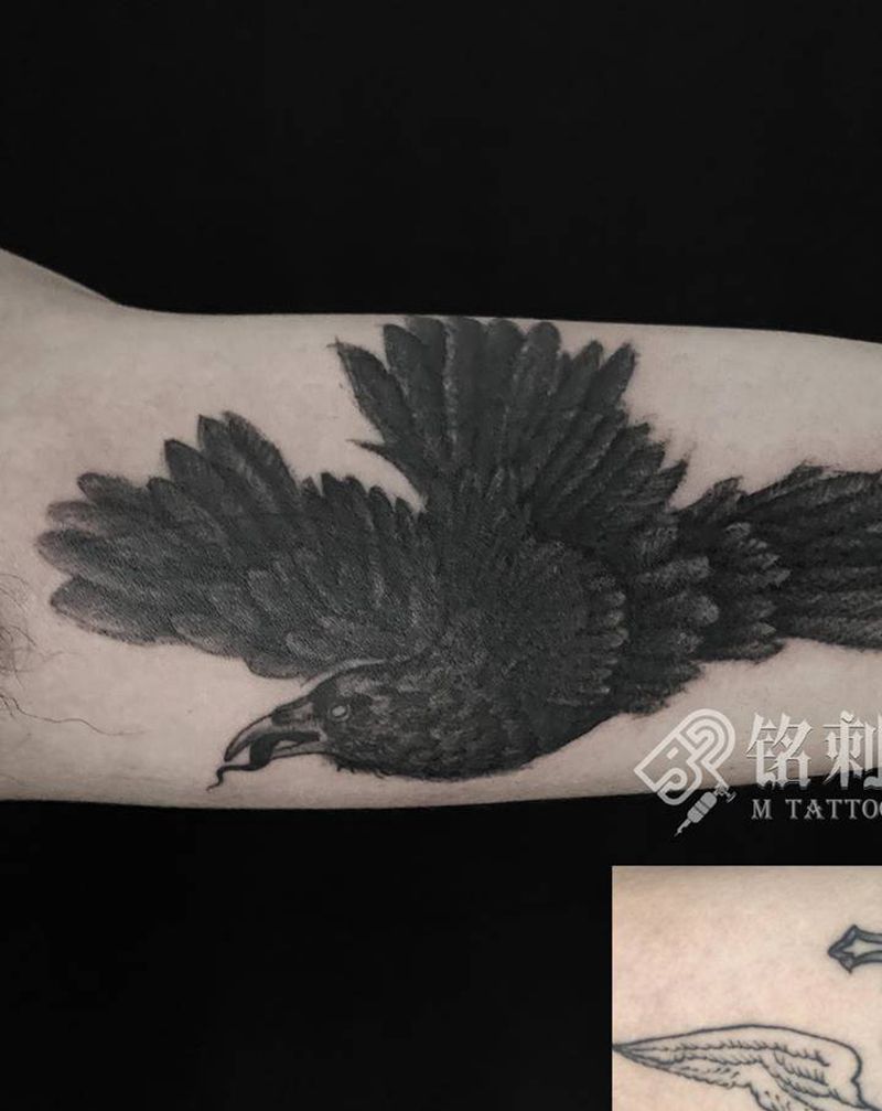 乌鸦纹身图片_手臂Old School遮盖纹身图案