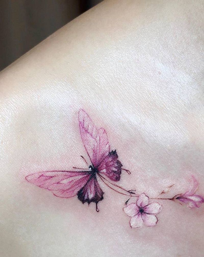 蝴蝶纹身图片_胸部小清新蝴蝶纹身图案