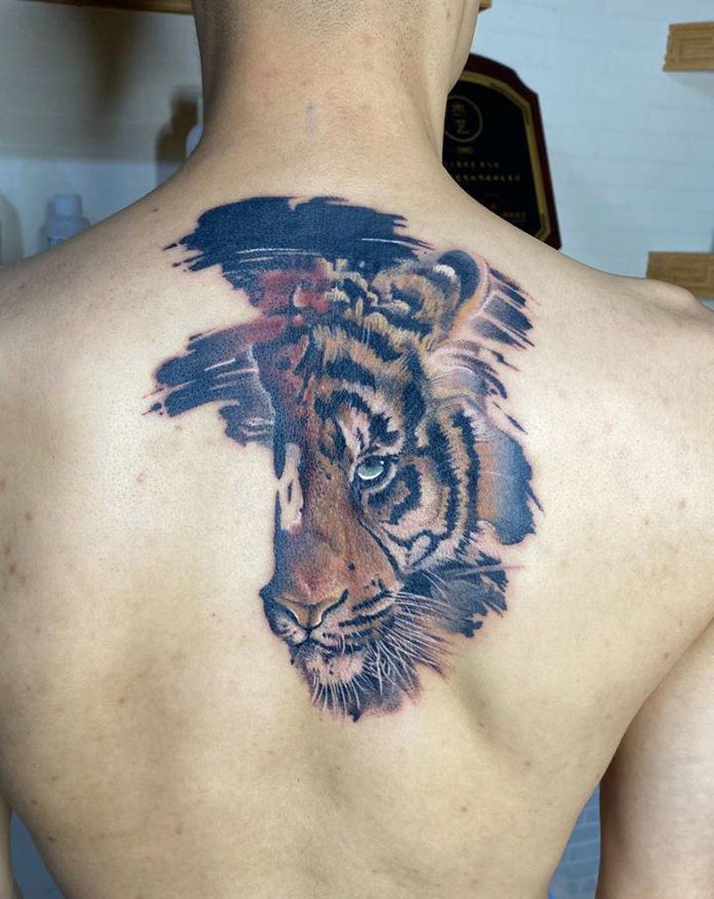 盖图，老虎纹身图片_背部肩部新传统欧美写实厦门小李刺青纹身图案
