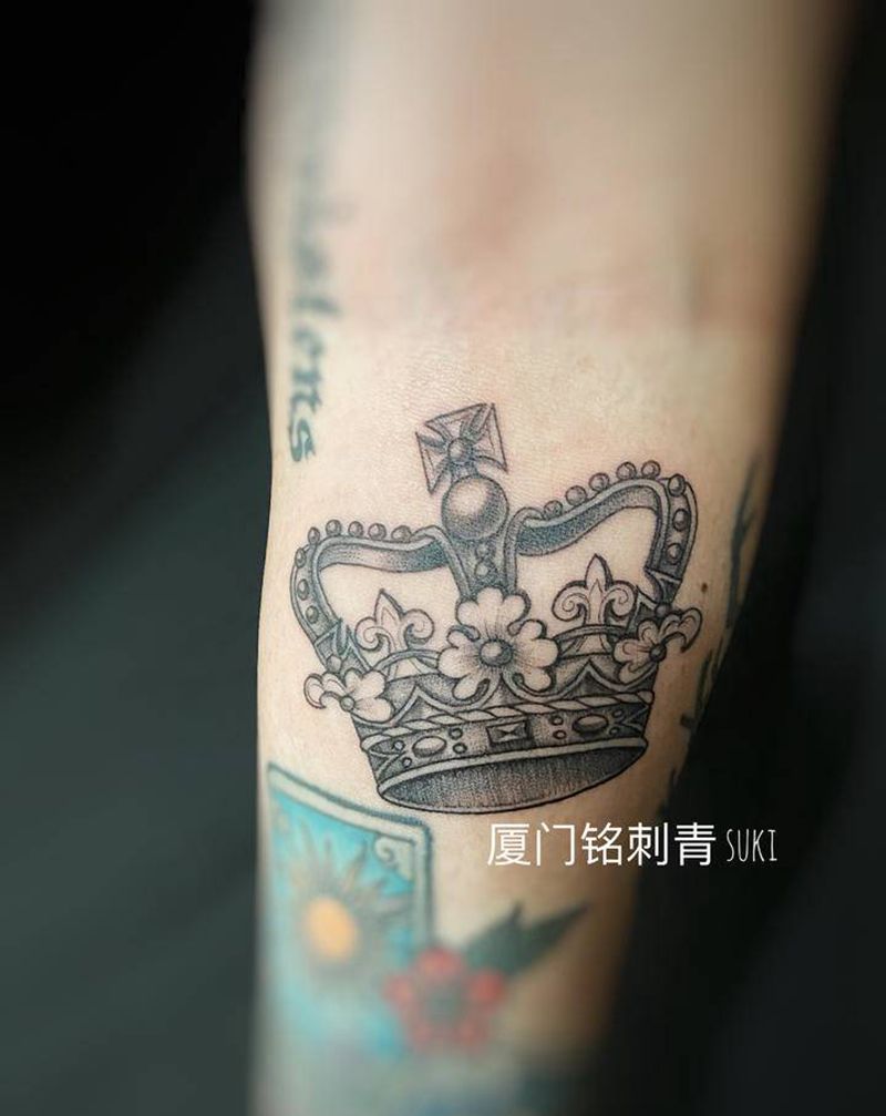 皇冠纹身图片_手臂点刺纹身图案