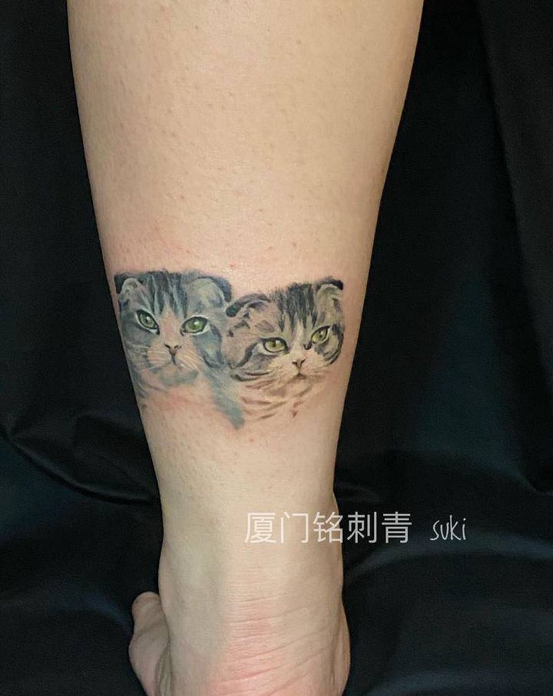一对折耳猫纹身图片_腿部欧美写实纹身图案