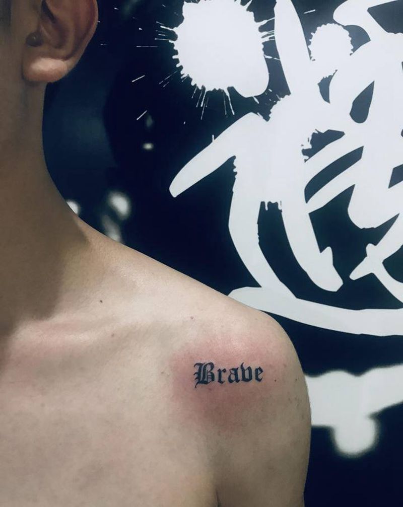 吱吱纹身图片_肩部纹身图案