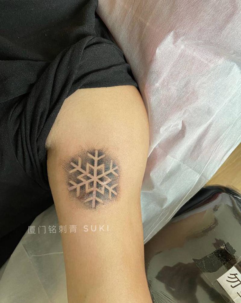 雪花纹身图片_手臂点刺疤痕遮盖纹身图案