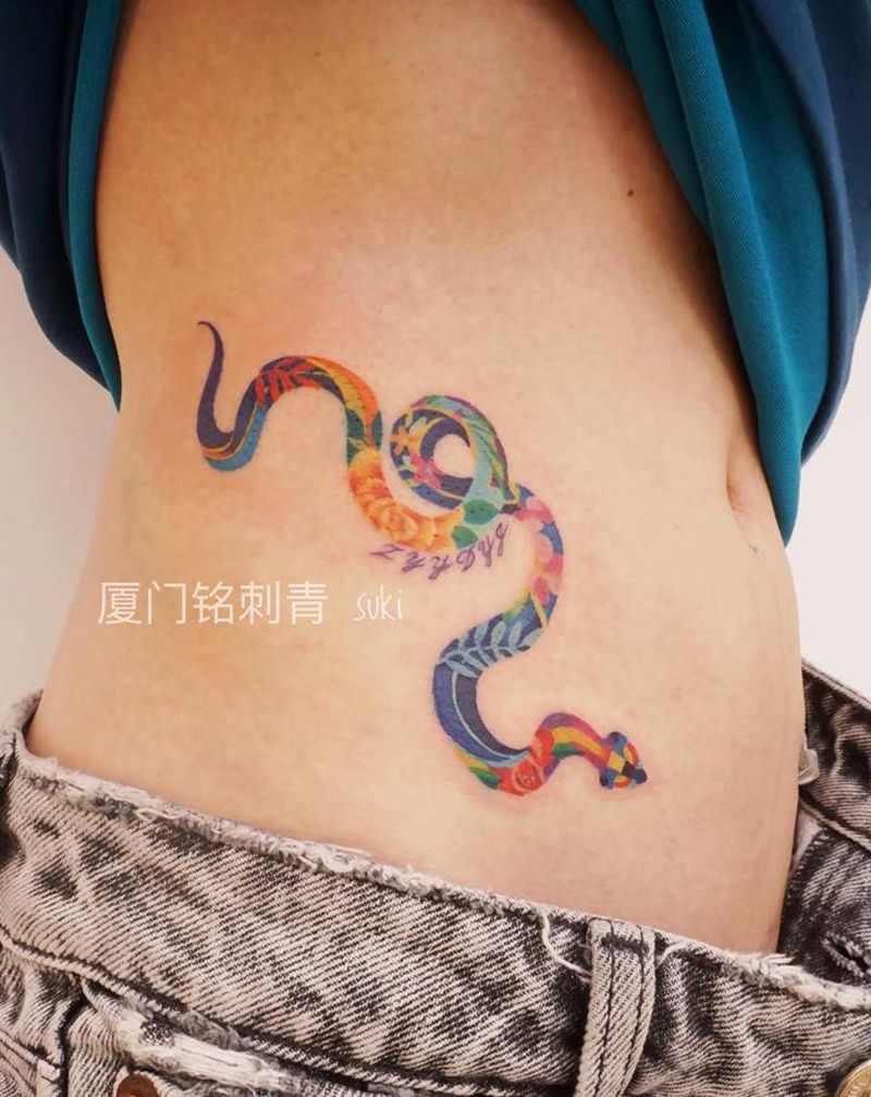 蛇纹身图片_腰部腹部装饰画风格纹身图案