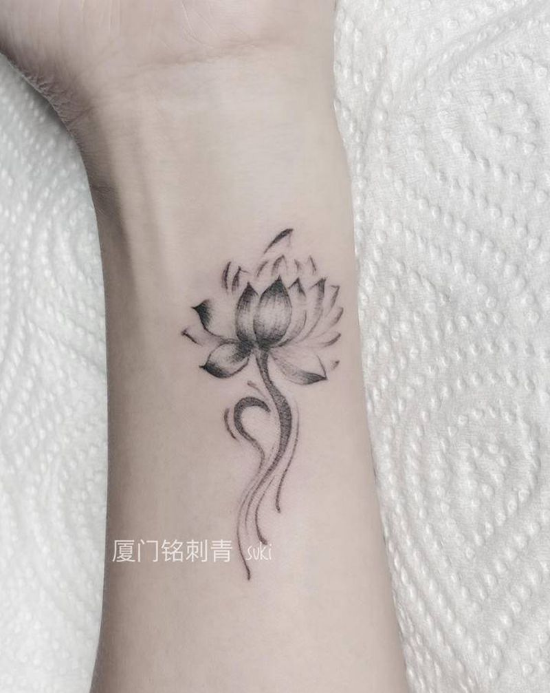 濯濯清莲纹身图片_手臂点刺纹身图案