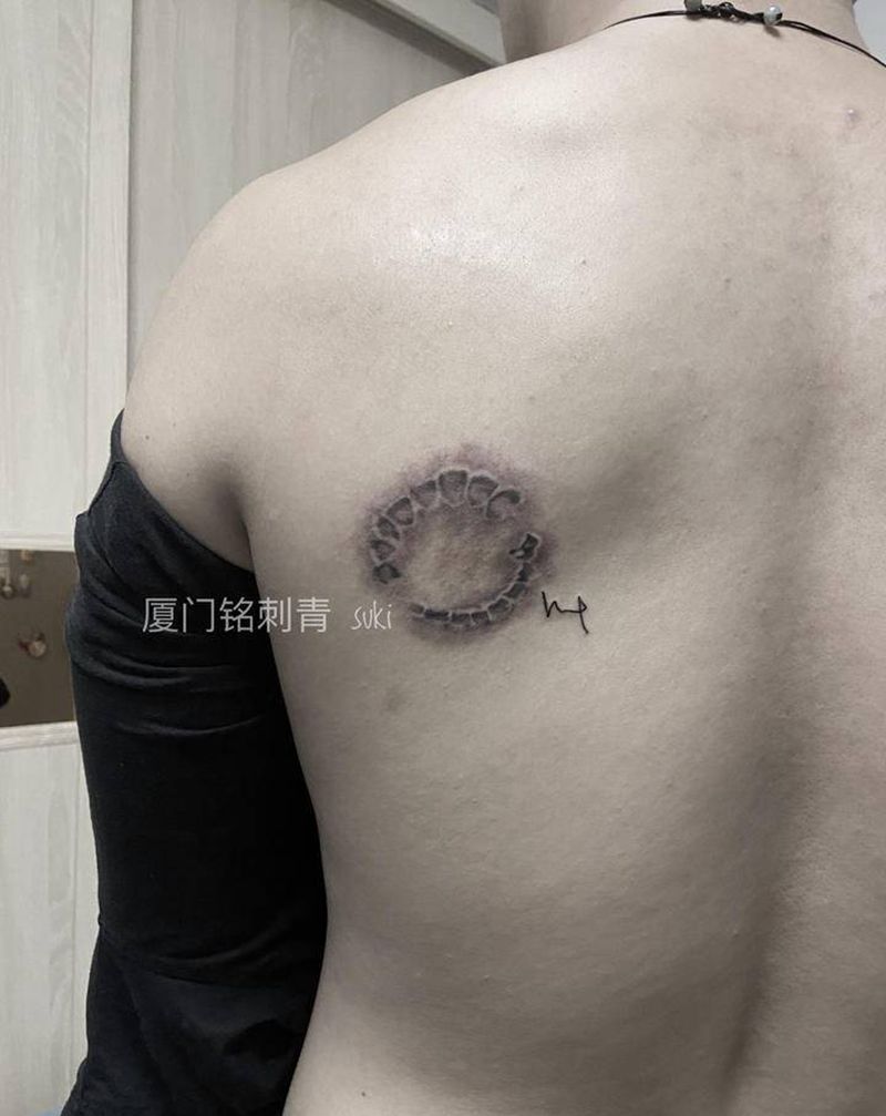 牙印纹身图片_背部欧美写实纹身图案