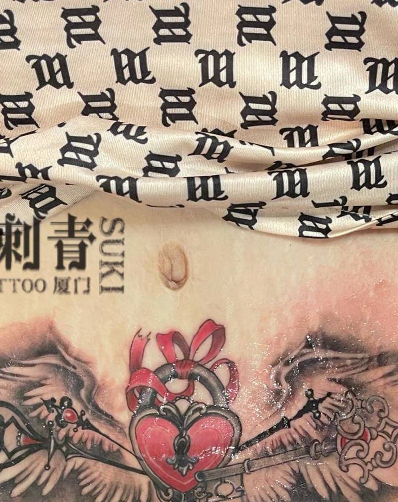 疤痕妊娠纹遮盖纹身图片_臀部腹部花体字原创纹身图案