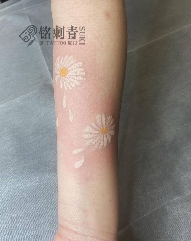 雏菊纹身图片_手臂白色纹身图案