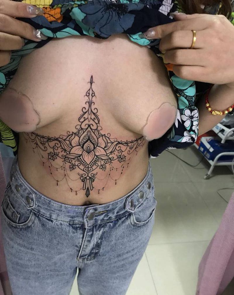 繁花纹身图片_胸部纹身图案