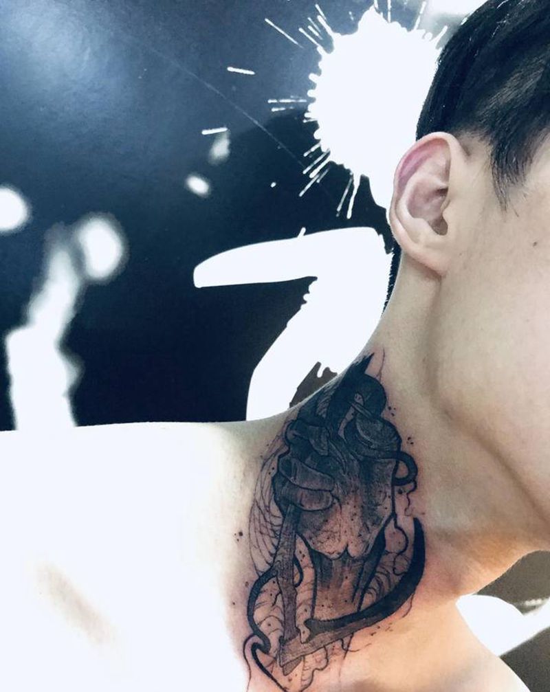 客带图纹身图片_颈部纹身图案