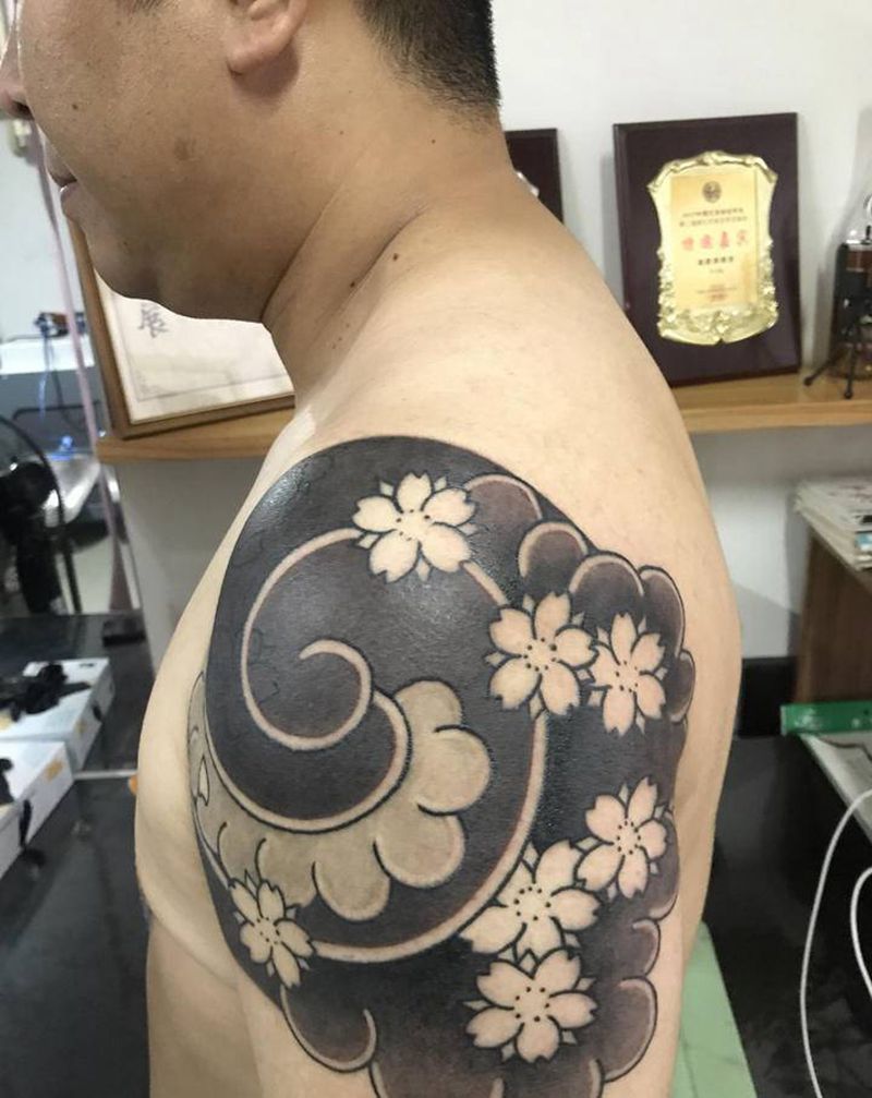 未完成纹身图片_肩部纹身图案