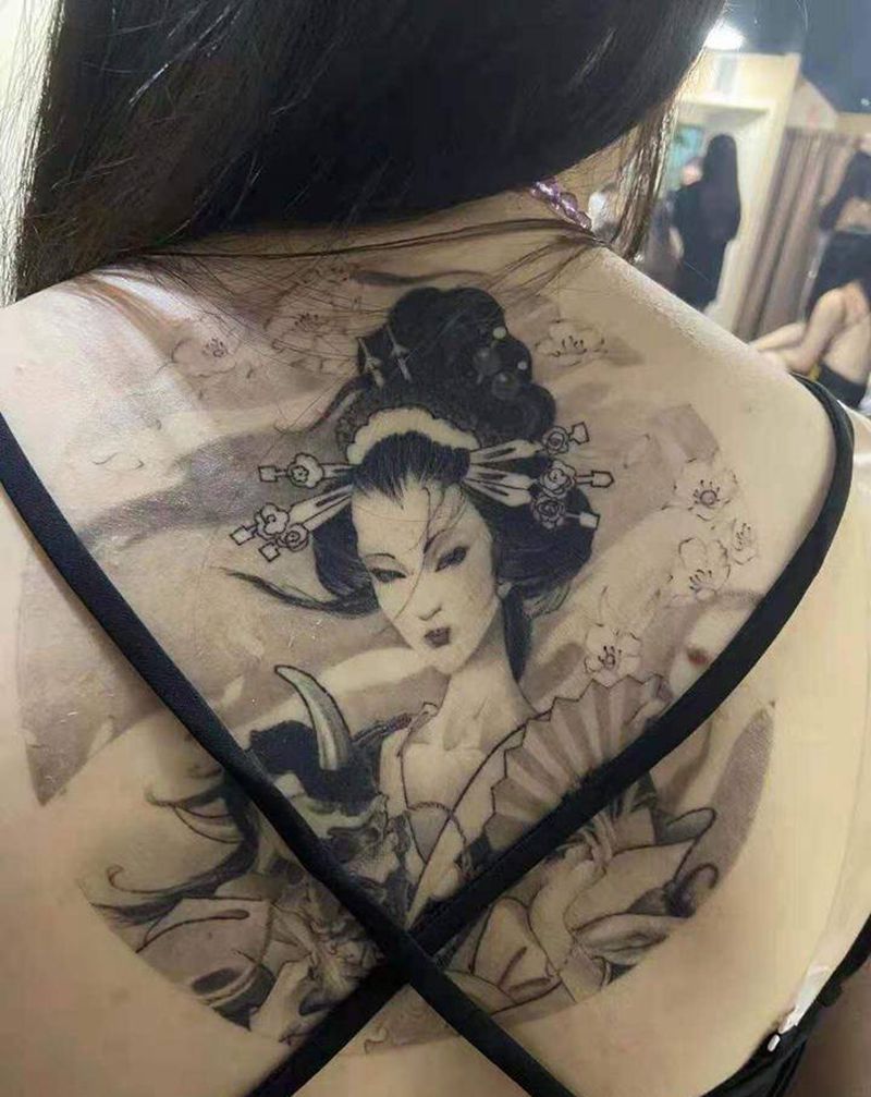 恢复后纹身图片_背部纹身图案