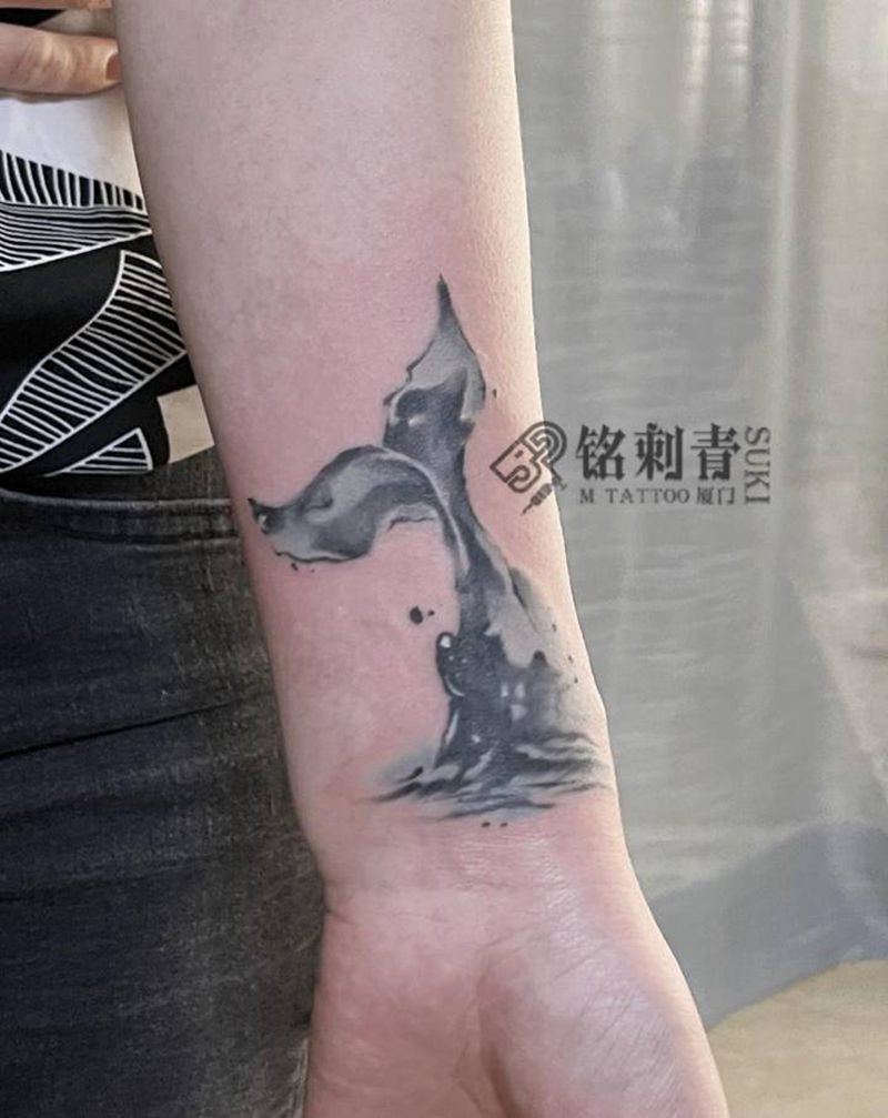 遮盖鲸鱼纹身图片_手臂水彩水墨纹身图案