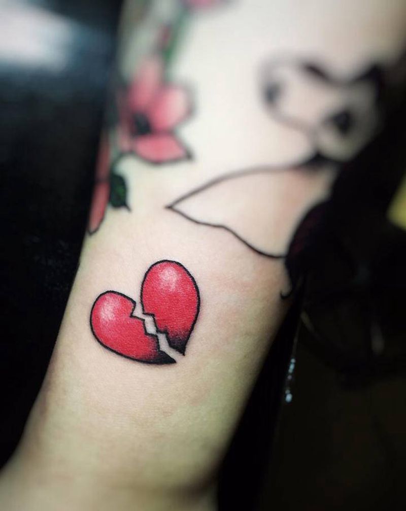 爱心纹身图片_颈部腿部水彩花体字纹身图案