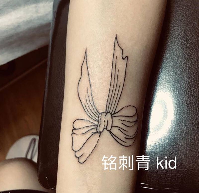 蝴蝶结纹身图片_手臂单线纹身图案