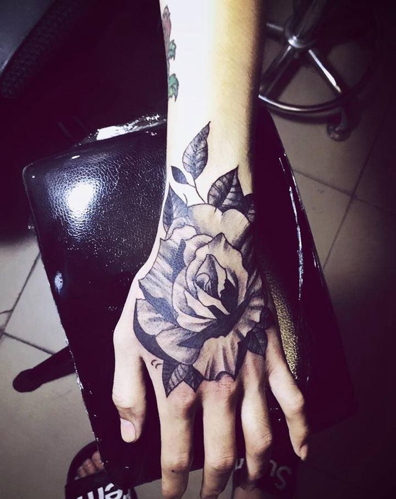 手背纹身图片_脚部手部水墨纹身图案