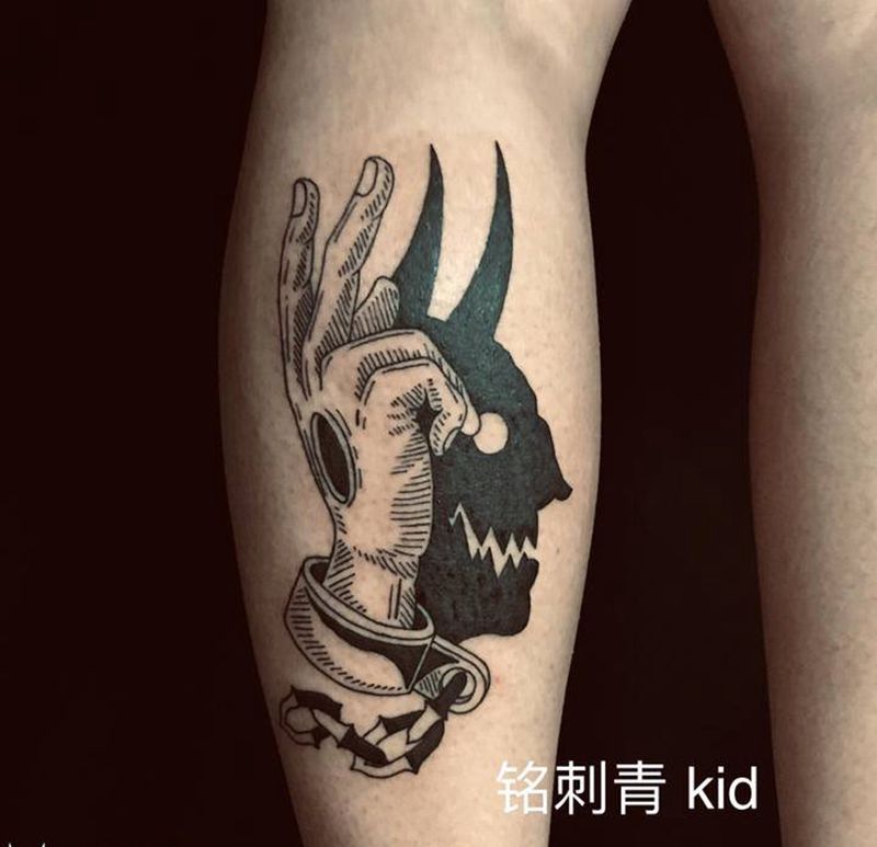 yeah纹身图片_腿部Old School恶魔手势暗黑纹身图案