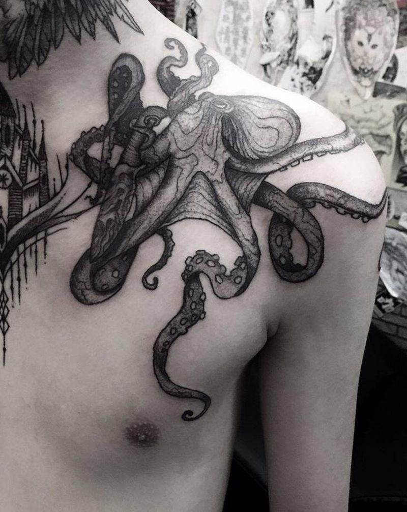 章鱼纹身图片_颈部手部水墨纹身图案