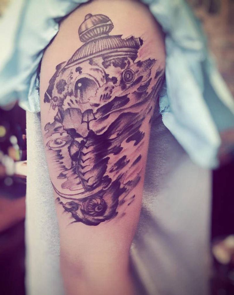 神像纹身图片_颈部背部老传统欧美写实纹身图案