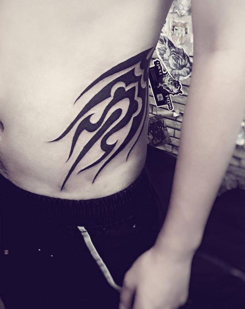 图腾纹身图片_颈部水彩老传统纹身图案