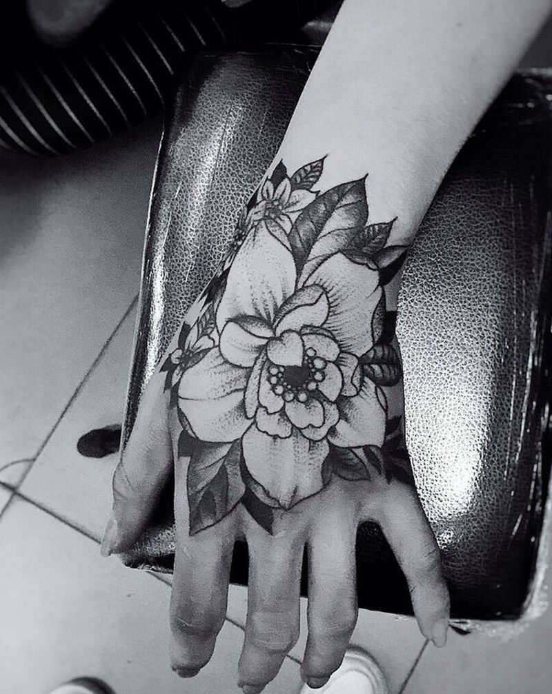 这朵花据说非常好看，美女爱不释纹身图片_脚部腰部纹身图案