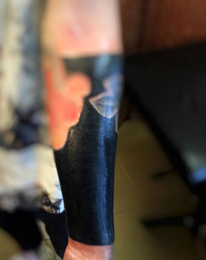 黑，不一样的黑纹身图片_臀部背部老传统水彩纹身图案