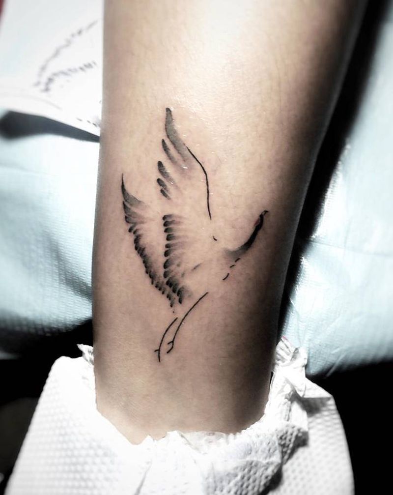 鹤，象征长寿，也寓意自由洒脱纹身图片_颈部几何纹身图案