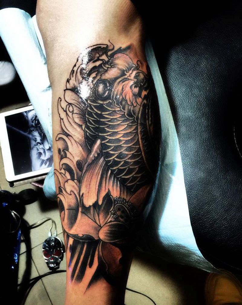 自律太难了,可是不卖放弃,锦鲤纹身图片_手臂腰部Old School老传统纹身图案