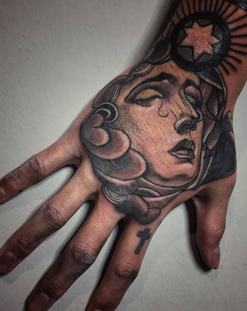 雕像遮盖纹身图片_手部欧美写实纹身图案