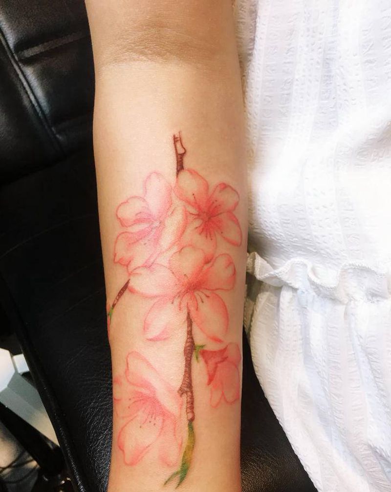 少女的樱花纹身图片_颈部手臂小清新纹身图案