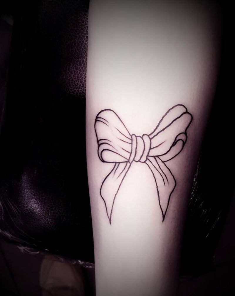 蝴蝶结纹身,性感美女纹身图片_颈部胸部Old School欧美写实纹身图案