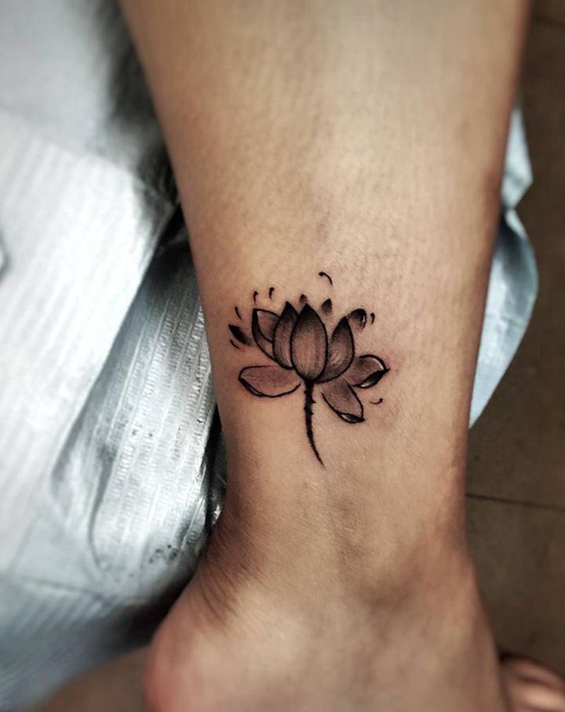 纹身只收材料费，喜欢私聊纹身图片_颈部腿部花体字水彩纹身图案