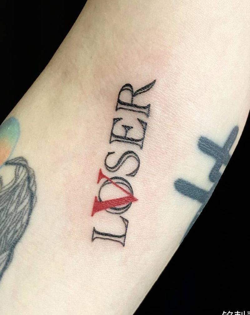 loser纹身图片_手臂花体字loserv纹身图案