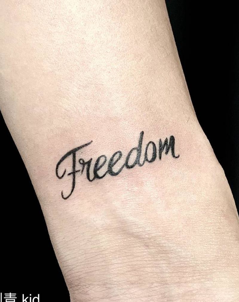 freedom纹身图片_手臂花体字纹身图案