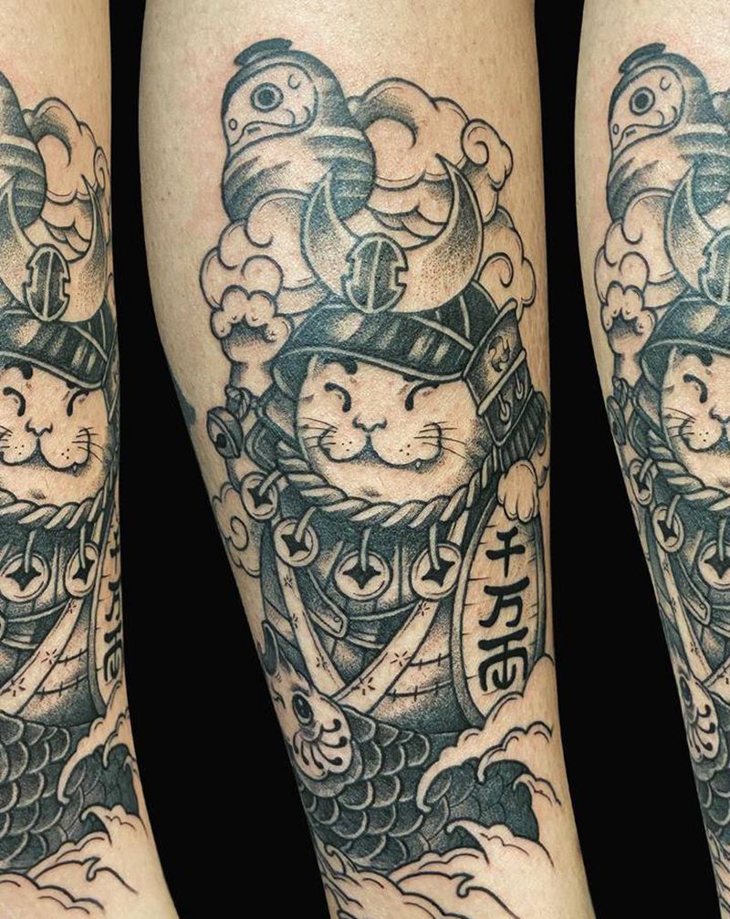 招财猫纹身图片_腿部点刺Old School鱼猫达摩纹身图案