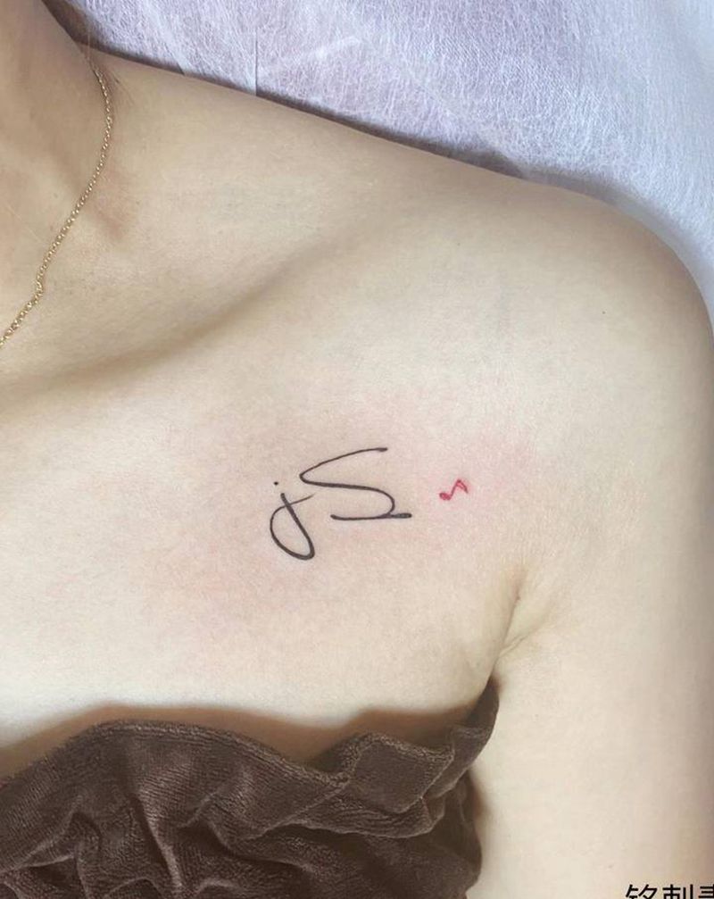情侣字母纹身图片_胸部花体字纹身图案