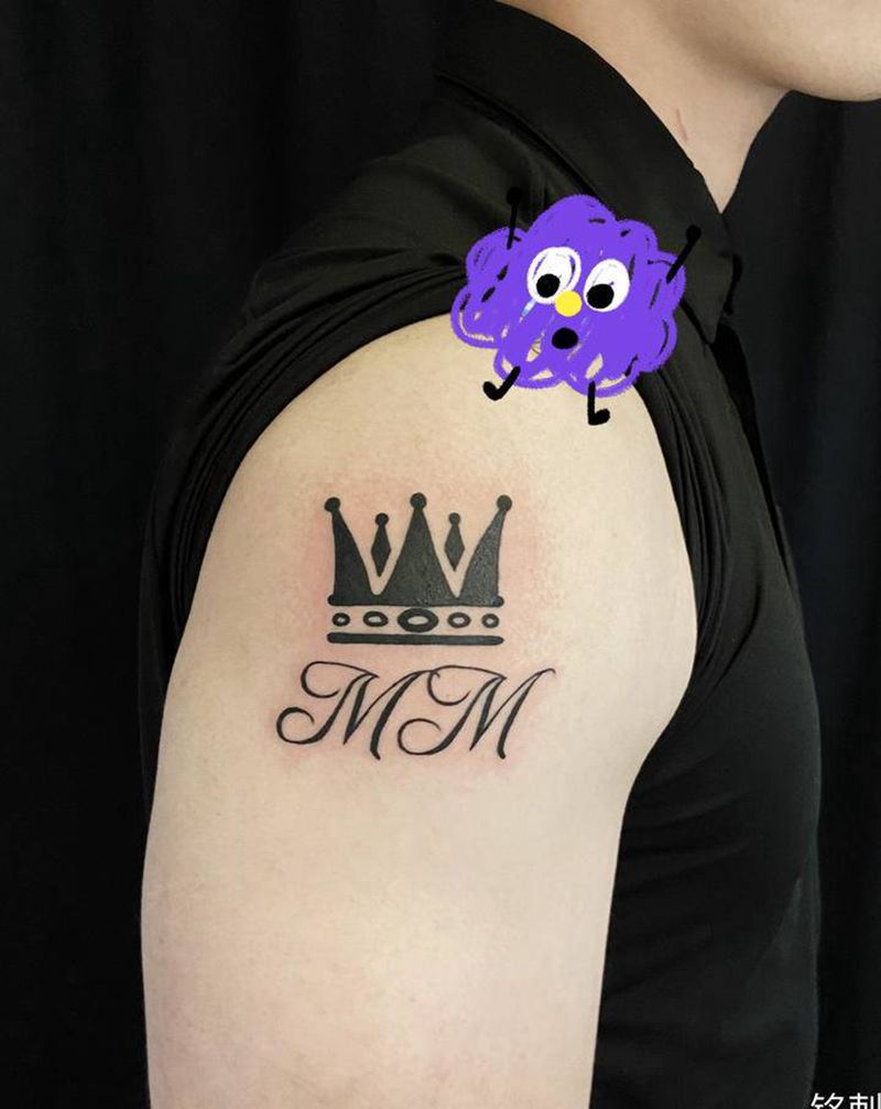 皇冠纹身图片_手臂花体字图腾纹身图案