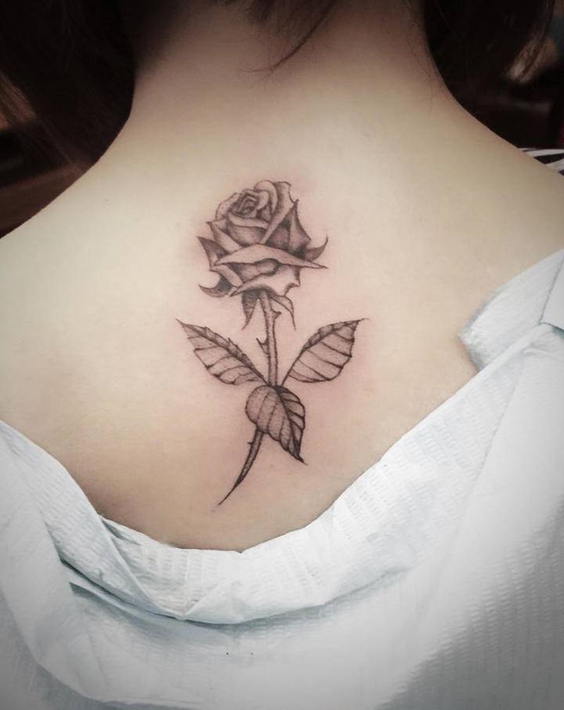 有故事的人总是希望通过纹身有所纹身图片_腰部New School几何纹身图案