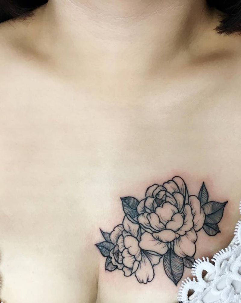 胸花纹身图片_胸部素花小清新纹身图案