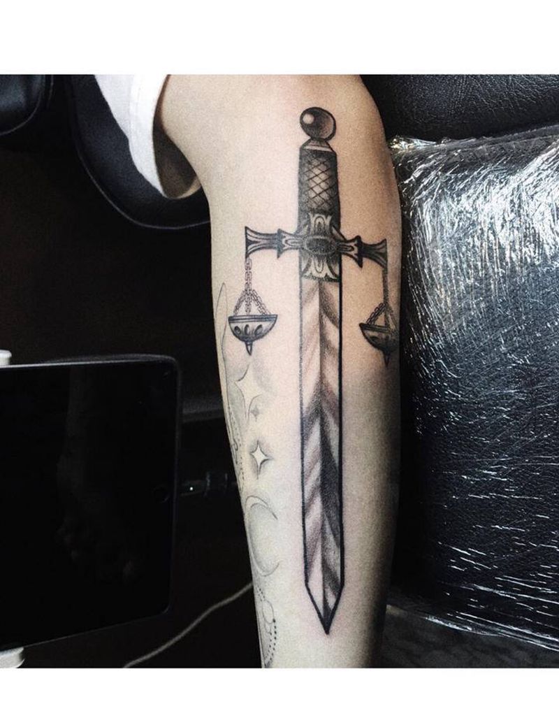 剑纹身图片_手臂New School欧美写实纹身图案