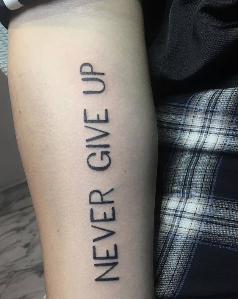 NEVER GIVE UP纹身图片_手臂花体字几何纹身图案