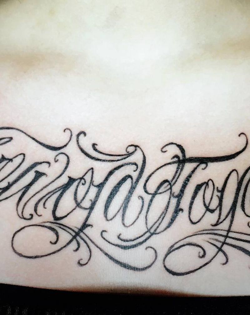 胸 花体字纹身图片_胸部花体字纹身图案