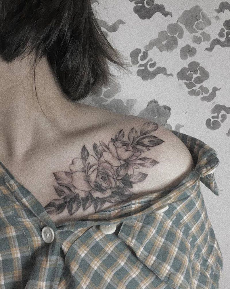 肩部 素花纹身图片_肩部胸部水墨图腾素花纹身图案