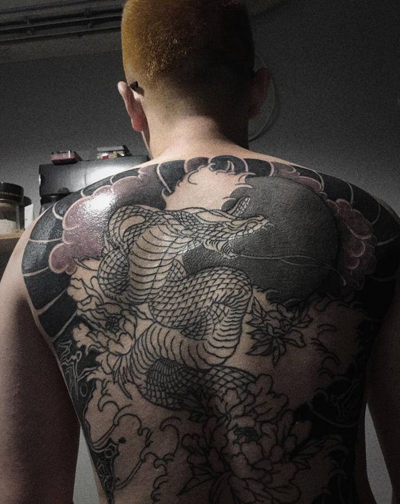 蛇纹身图片_背部老传统纹身图案