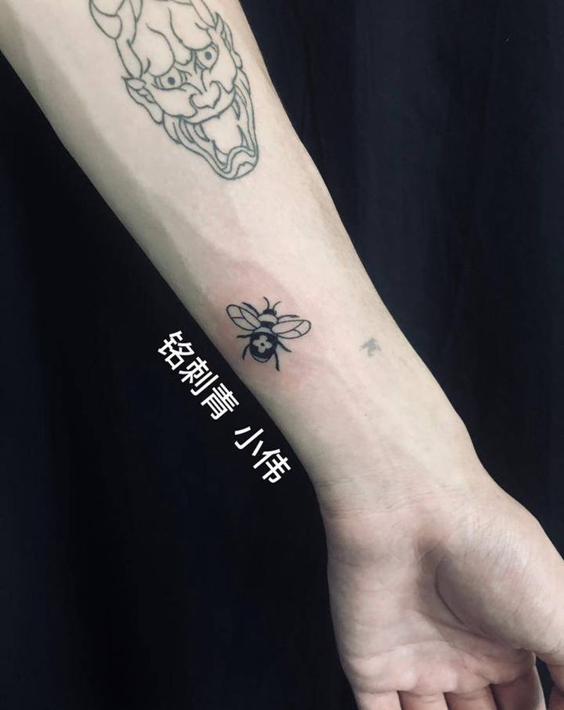 小蜜蜂纹身图片_手臂纹身图案